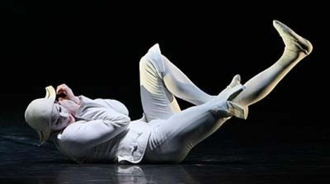 Marijn Rademaker als Hauptfigur in Glen Tetleys Choreografie &raquo;Pierrot Lunaire&laquo;. 
FOTO: STUTTGARTER BALLETT