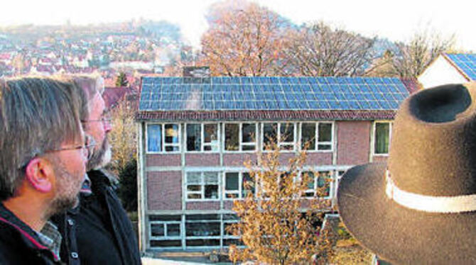 Die Photovoltaikanlage auf dem Gymnasium: Gerold Althaus (links) und Bürgermeiser Rudolf Heß schauen auf das Werk. GEA-FOTO: ESC