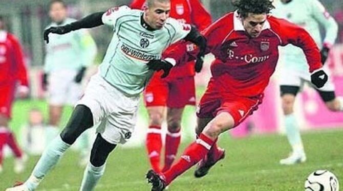 Erbitterter Zweikampf zwischen Bayern Münchens Owen Hargreaves (rechts) und Mohamed Zidan vom FSV Mainz 05. 
FOTO: DPA