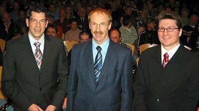 Die Kandidaten Jochen Ogger (links) und Siegmund Ganser (rechts) mit Hans Notter. FOTO: AN