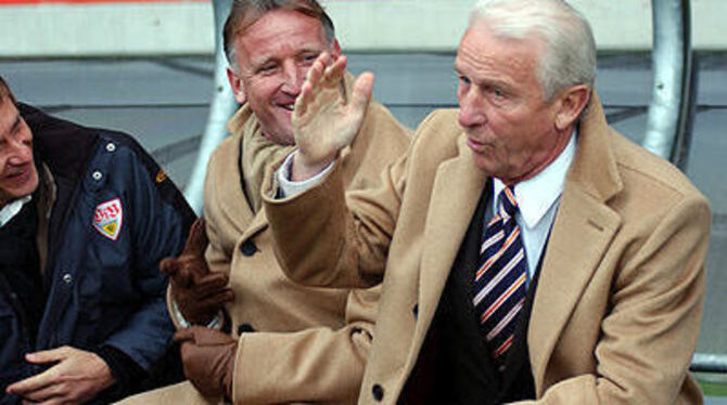 Ein bisschen Spaß muss sein: (von links) Horst Heldt, Andreas Brehme, Giovanni Trapattoni. GEA-FOTO: MEYER