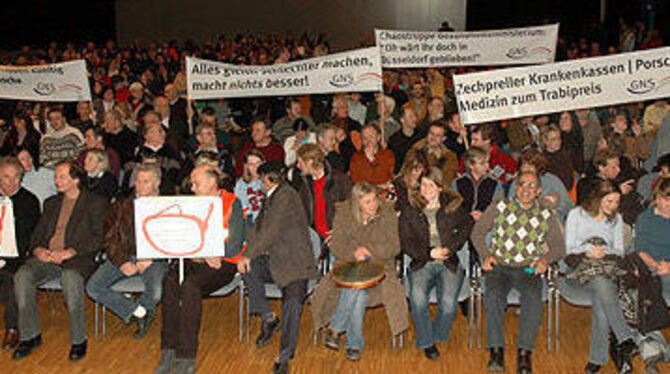 Erste Maßnahme gegen Bürokratie: Die versammelten Mediziner in der Listhalle beschlossen gestern abschließend, einen Monat lang