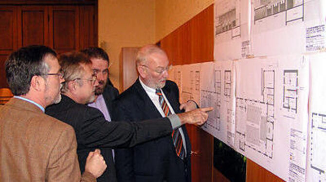 Mit großen Plänen: Herbert Märkle, Pfarrer Wolfgang Hartmann, Prof. Martin Plümicke und Dekan Dr. Jürgen Mohr. FOTO: PFI