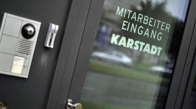 Mitarbeiter-Eingang einer Karstadt-Filiale. Mehrere Filialen werden im kommenden Jahr geschlossen. Foto: Marius Becker