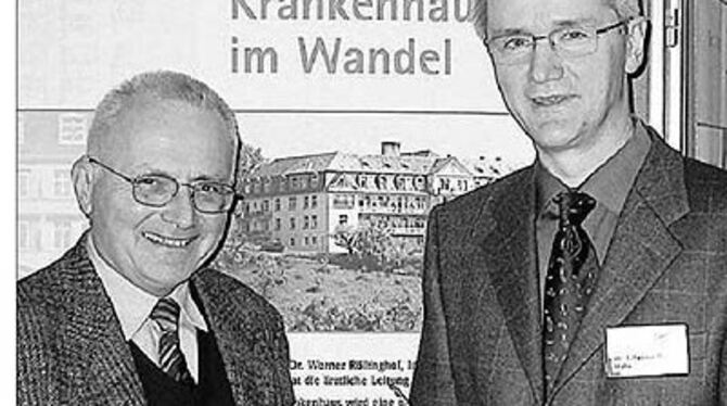 Medizinische Instrumente wie Wundhaken und Knochenzange, die Rainward Bastian (links) und Johannes-Martin Hahn in Händen halten,