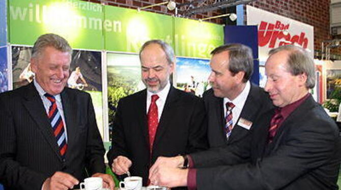 Landeswirtschaftsminister Ernst Pfister, der Reutlinger Landrat Thomas Reumann, der Bad Uracher Kurdirektor Wolfgang Schütz und