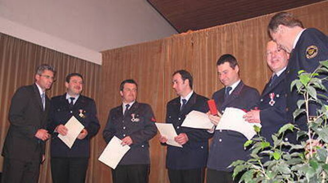 Andreas Buck, Dietmar Rauscher, Robert Rauscher, Jürgen Schramm, Ulrich Wahl und Matthias Wahl, wurden für 25 Jahre Feuerwehrtät