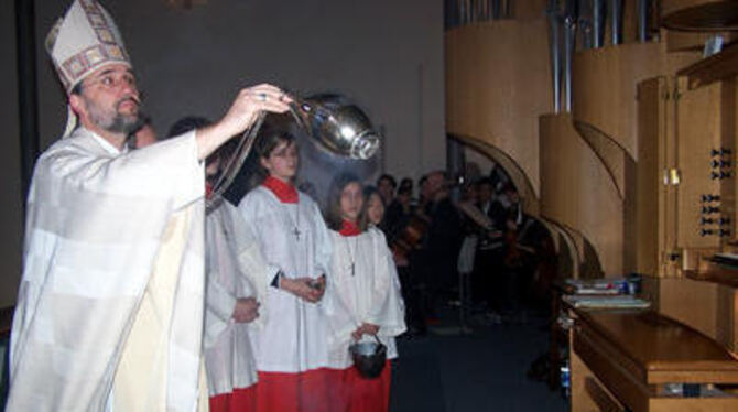 Orgelweihe: Bischof Renz segnet die &raquo;Königin der Instrumente&laquo; beim Gottesdienst. FOTO: SEITZ