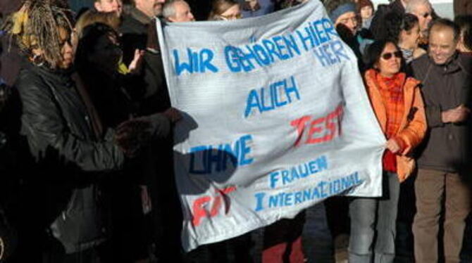 &raquo;Wir gehören hierher, auch ohne Test&laquo;. Protest in Tübingen gegen das Einbürgerungsverfahren der Landesregierung.  FO