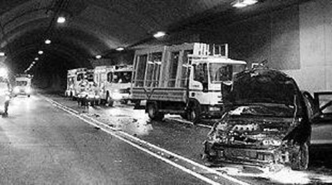 Spektakulärer Unfall im Ursulabergtunnel: Verletzte, Totalschaden am Pkw, 5 000 Euro Schaden am Klein-Lkw und offene Fragen zum