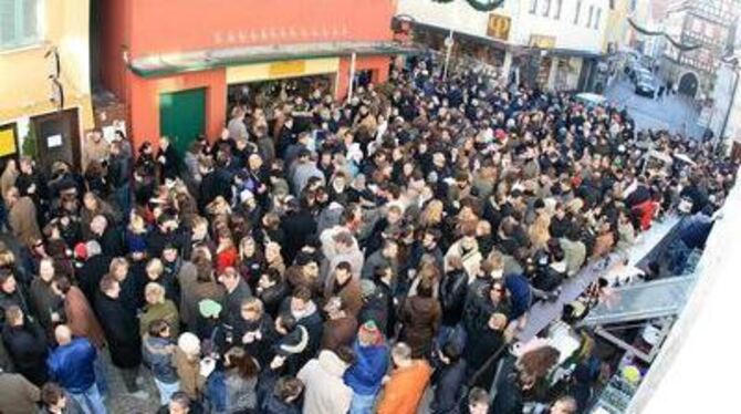 Heiligabend am Morgen in Reutlingen: kein Durchkommen in der Oberamteistraße.  FOTO: DIETER REISNER