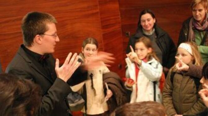 Thomas Herzog im Gespräch mit Schülern der Dorfackerschule.
GEA-FOTOS: KNAUER