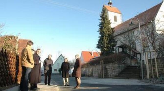 Besichtigung nach Abzug der Bauarbeiter: Die Kirchstraße in Mähringen hat jetzt einen Gehweg und Parkbuchten. GEA-FOTO: MEYER