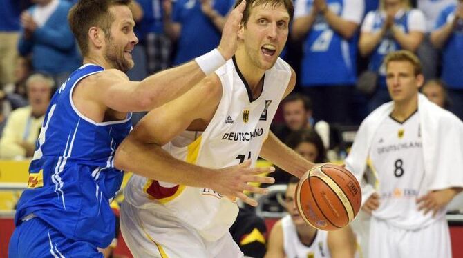 Dirk Nowitzki (M.) und Co. müssen sich steigern. Foto: Rainer Jensen