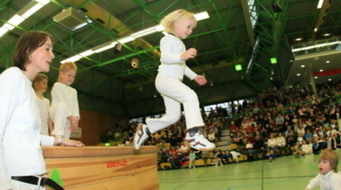 Proppenvolle Halle, mutige Kinder: Sprünge, Salti und Tanz gab's bei der Jahresfeier der VfL-Turnabteilung zu bestaunen.  FOTO: