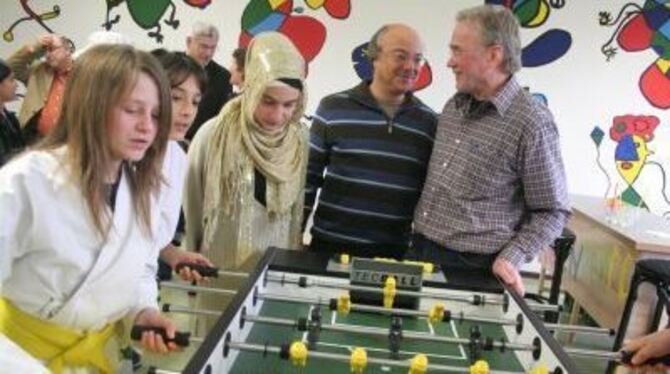 Start frei für die Kickerspieler: Jetzt kann es im Jugendcafé losgehen. Rechts neben den Schülerinnen  ist  der  Vorsitzendes  d