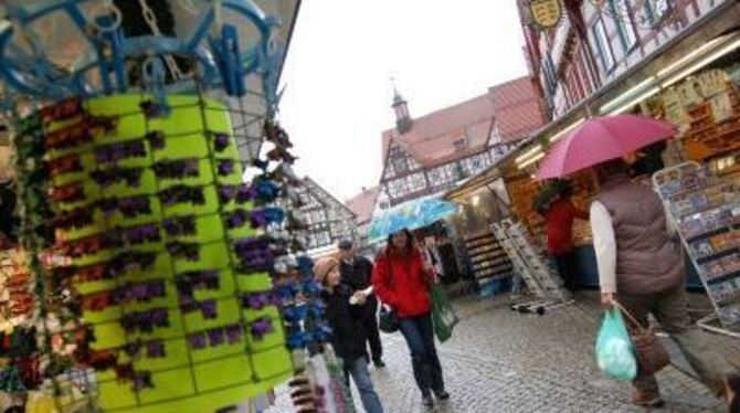 Glitzerschmuck und Fachwerk: Krämermarkt in Bad Urach.
FOTO: PFISTERER