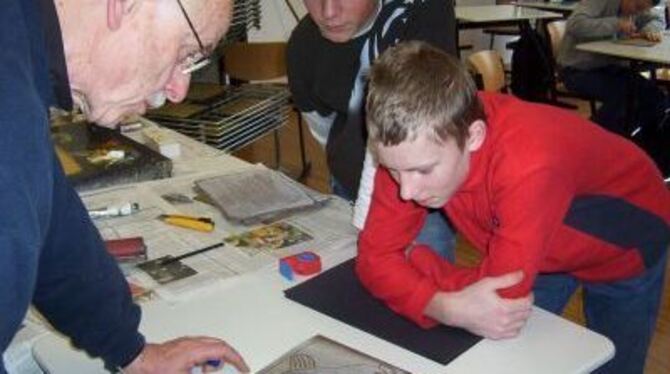 Die Heinemann-Schüler beim konzentrierten Arbeiten an ihren Bildern.
FOTO: ZMS