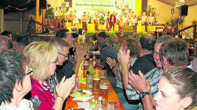 Mehr als fünfzig Jahre Geschichte hat das Augstbergfest des Musikvereins Steinhilben. Am Wochenende zog es die Besucher wieder i