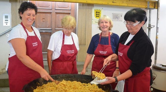 Die größte Pfanne ist gerade recht: Schupfnudeln aus der Walddorfer Liederkranz-Küche sind immer sehr gefragt. FOTO: MAR