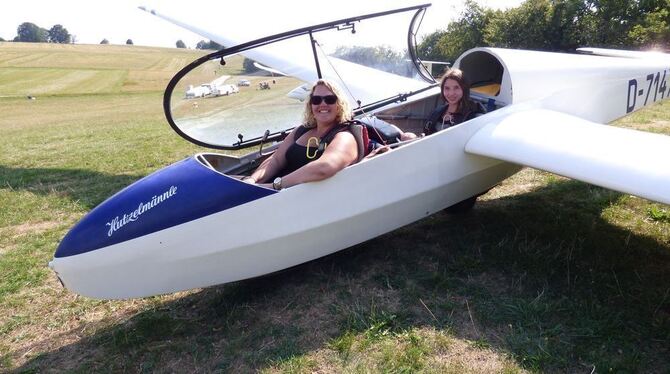 Marina Wörner (vorne) ist beim Luftsportverein Roßfeld Jugendleiterin und führt junge Menschen zum Fliegen, wie die Schnupperfli