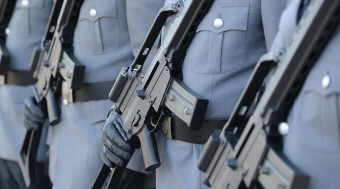 Bundeswehrsoldaten mit Gewehren vom Typ G36 in Sigmaringen in Baden-Württemberg. Foto: Patrick Seeger/Archiv