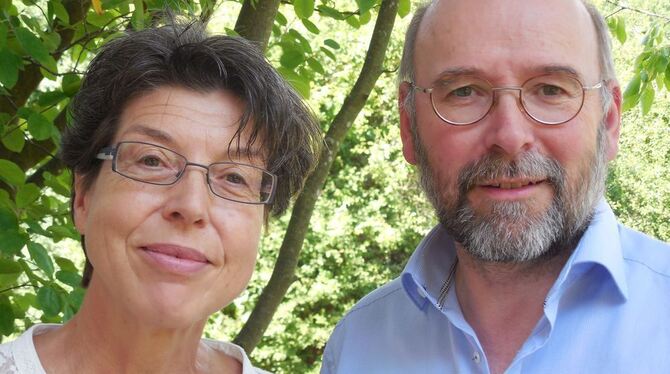 Freuen sich über den Preis »Bündnis des Monats«: Susanne Stutzmann und Frieder Leube vom Familienforum. FOTO: PRIVAT