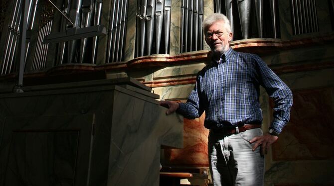 Erzählt einen »Orgelkrimi«: Günther Löw in der Peter- und Paulskirche. GEA-FOTO: HAI