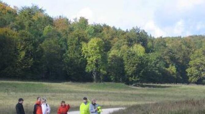 Abseits der offiziellen Wege führen Trüp-Guides interessierte Wanderer über den ehemaligen Truppenübungsplatz, in dieser Saison