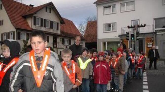 Haben die neue Ampel gleich getestet: die Erst- und Zweitklässler der Öschinger Filsenbergschule.  GEA-FOTO: JIRASEK