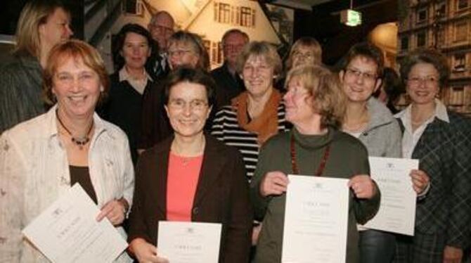 Oberbürgermeisterin Barbara Bosch (rechts) mit den hiesigen Teilnehmern am Wettbewerb &raquo;Kommunale Bürgeraktion&laquo;. FOTO