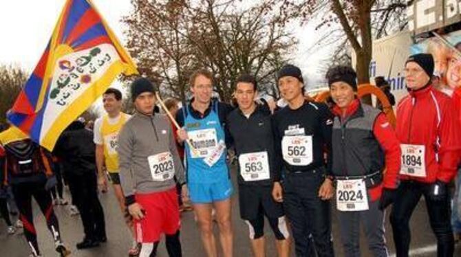 Dieter Baumann (Vierter von rechts) unterstützt das Team Tibet und seine Olympiakandidaten. GEA-FOTO: PACHER