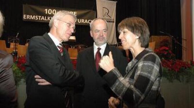 Gesprächsstoff: Sozialministerin Monika Stolz mit Landrat Thomas Reumann und Michael Schmelz, dem Ärztlichen Direktor der Klinik