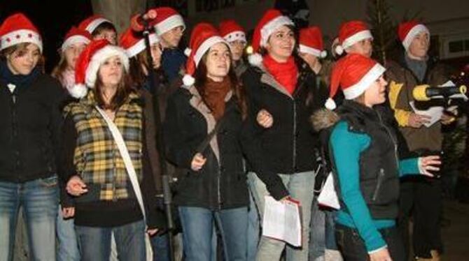 Voll dabei: Die Klasse 9b der Wilhelm-Hauff-Realschule mit fetzigen Weihnachtsliedern. FOTO: KABLAOUI