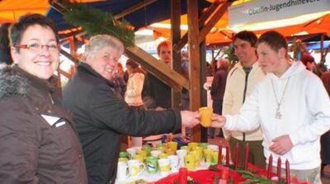 Rosemarie Schob (links) und Klara Kohlstadt am Stand des Oberlin Jugendhilfeverbundes. GEA-FOTO: DÖRR