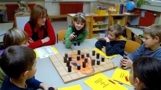 Beim &raquo;Hör-Memory&laquo; sollen Grundschüler durch Schütteln herausfinden, welche Döschen paarweise zusammenpassen. GEA-FOT