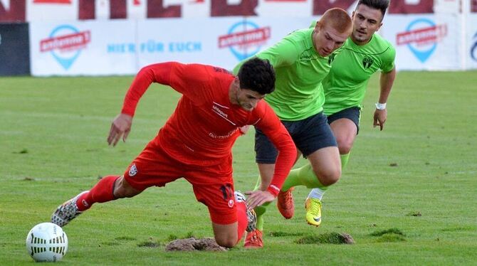 Daniel Schachtschneider (links, hier im Duell mit Tobias Fausel und Shaban Ismaili/hinten) spielte erneut überzeugend. FOTO: NIE