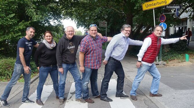 Ein bisschen erinnert dieser Auftritt an die Beatles und ihr legendäres Album Abbey Road, wobei die Betonung auf »ein bisschen«