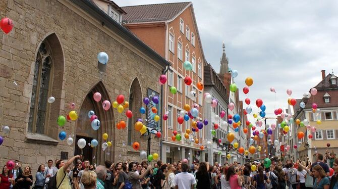 Mit einem Luftballonstart haben die Freiwilligen des Internationalen Bundes vor dem Spitalhof im September auf sich aufmerksam g