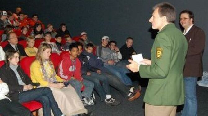 Kino mit Nachspiel: Siebt- und Neuntklässler aus Bad Urach reden mit Erhard Klingler vom Polizeirevier Münsingen und dem Medienp