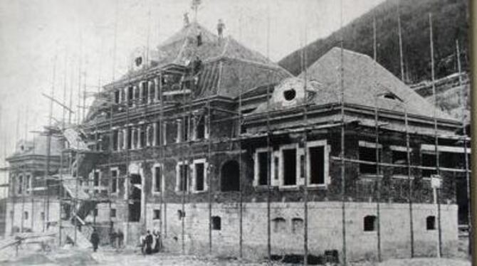 Einst: das Bezirkskrankenhaus des Oberamts Urach 1907 kurz vor der Fertigstellung. FOTO: PR