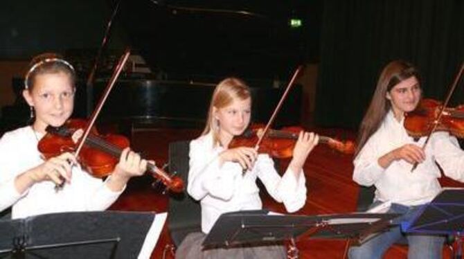 Anna-Karolina Röckel, Aurelia Weller und Anna Hack (von links) aus dem Streicherspielkreis gehörten beim Konzert der Musikschule