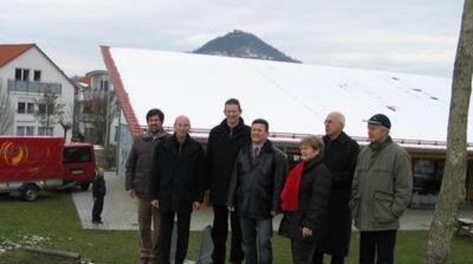 Teilnehmer der künftigen Bürgersolaranlage vor dem Dach des Bruckbergskindergartens mit Bürgermeister Alexander Schweizer und An