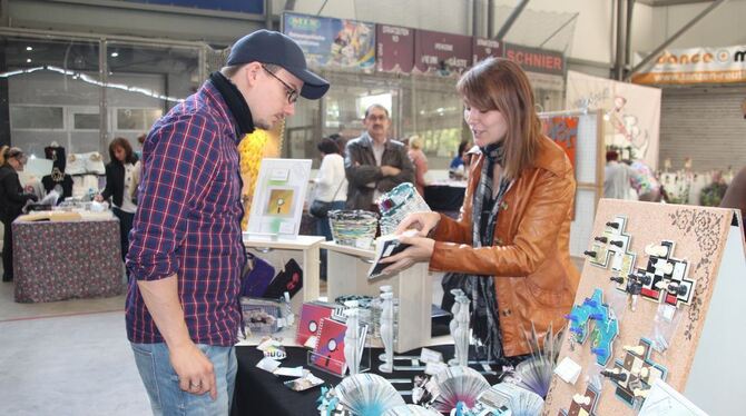 Interessierte Kundschaft beim Kreativ-Markt in der Eishalle. FOTO: NOWARA