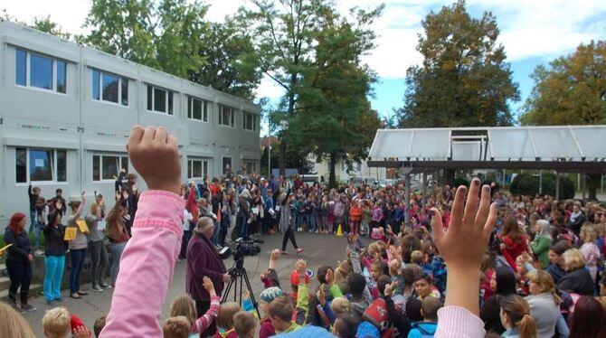 Beats aus der Box, Lied der Lehrerinnen, neue Verhaltensregeln: Sieben-Keltern-Schulbeginn unter besonderen Vorzeichen. FOTO: PF