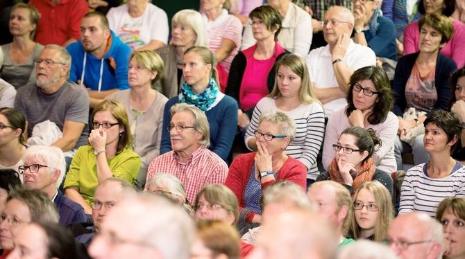 Blicke, die sprechen: ein Teil der Besucher der Bürgerversammlung in Neuhausen. FOTOS: GERLINDE TRINKHAUS