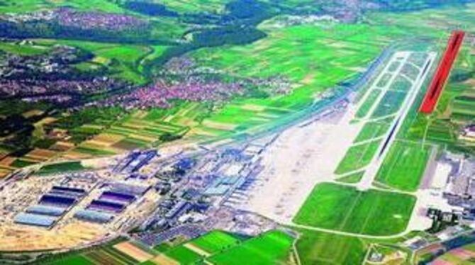 Der Flughafen Stuttgart: Eine zweite Startbahn (rot) soll 45 Prozent mehr Flüge ermöglichen. Das Archivbild wurde während des Me