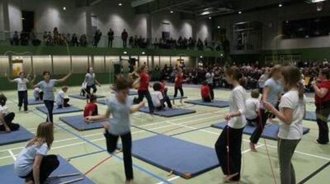 Mit sportlichen Einlagen wurde die neue Mehrzweckhalle mit Mensa im Metzinger Ösch ihrer Bestimmung übergeben. FOTO: GRAVENSTEIN