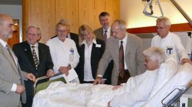 Die Betten bleiben. Landrat Thomas Reumann (Dritter von rechts) steht voll hinter dem medizinischen Konzept der Klinik.  FOTO: S