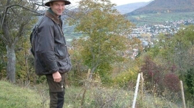 Revierförster Bernd Mair vor dem letzten verwilderten Weinstock am Georgenberg (aus der ersten Hälfte des 20. Jahrhunderts, entw